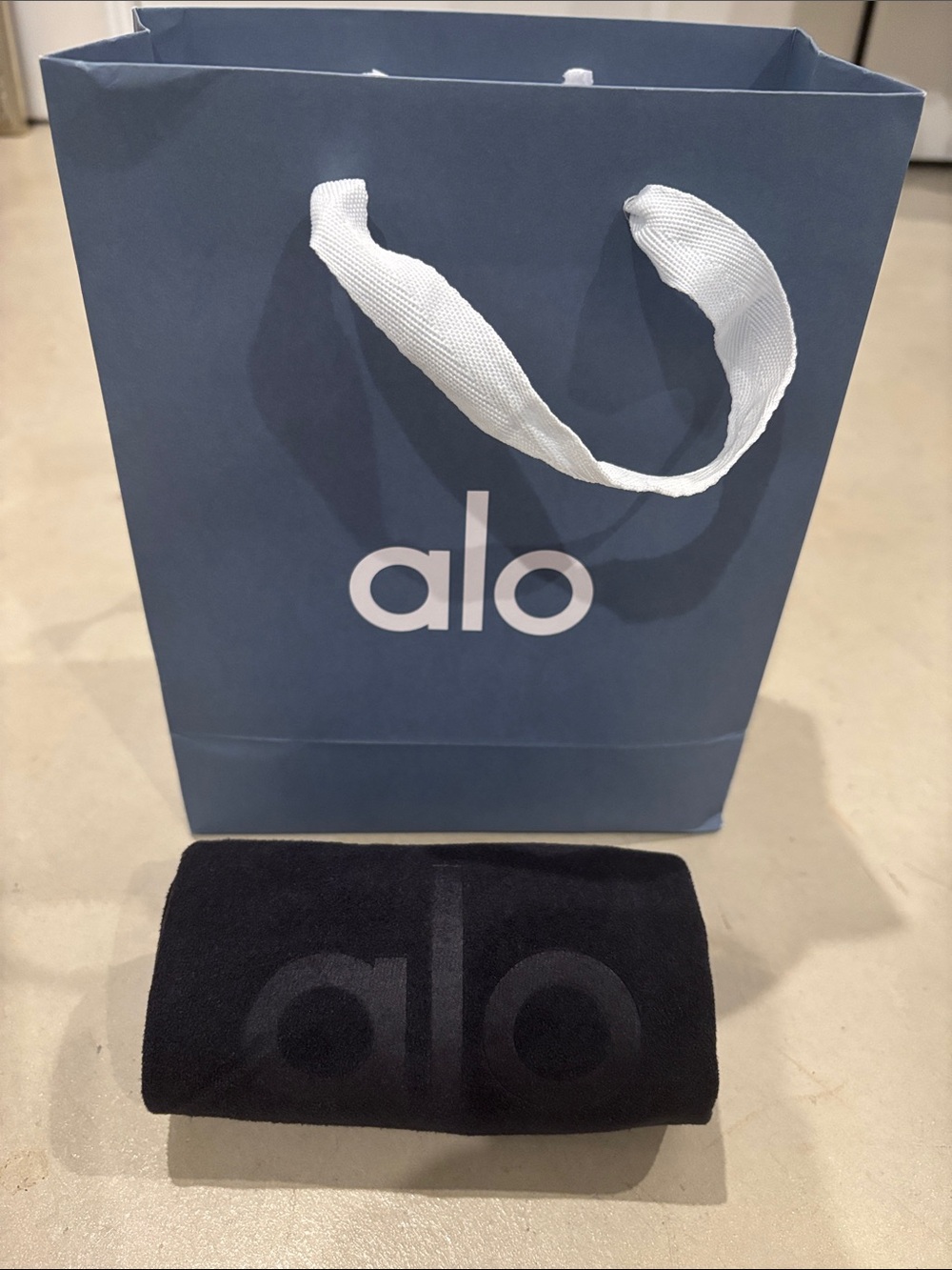 New Alo Yoga Performance No Sweat Hand Towel, black, with Alo gift bag